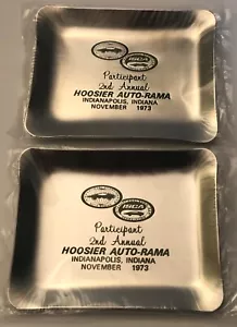 2 Vassoi Spilla Metallo Partecipante AUTO-RAMA 1973 2° Annuale Indianapolis Indiana - Foto 1 di 3