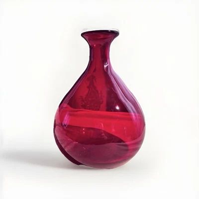 Jarrón vintage de vidrio rojo rubí lágrima soplado a mano Foto 1 de 4