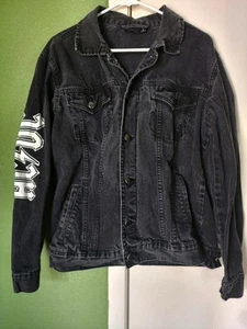 AC/DC schwarze Denim Druck Album Titel Jacke Größe Large abgenutzt sehr guter Zustand - Bild 1 von 8