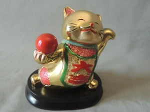 Beautiful decorative Chinese cat fortune on a wooden base - Picture 1 of 9