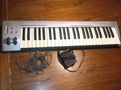 M-Audio KeyRig 49 (com todos os acordes + pedal de sustentação)(arranhado, mas funciona muito bem!) - Imagem 1 de 4