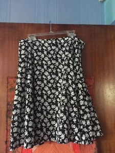 Pixley Estampado de Flores Blanco y Negro Hasta la Rodilla Talla Med Usado en Excelente Condición - Imagen 1 de 5