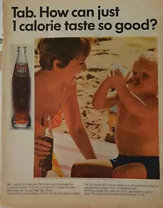 1965 Flaschenöffner Tab Soda Cola 1 Little Boy Woman Beach Vintage Werbung - Bild 1 von 1