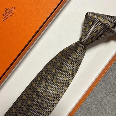 Corbata de seda Hermes beige punto plata jacquard usada buen estado Foto 1 de 4
