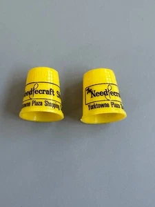 Lote de 2 dedales raros de colección tienda de artesanía Yorktowne Plaza centro comercial - Imagen 1 de 6