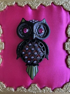 Broche Betsey Johnson Vintage Cazador de Vampiros Búho Negro Pájaro Jalea Vientre RARO - Imagen 1 de 3