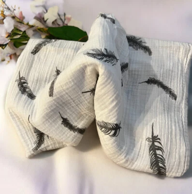 Manta de recepción blanca con plumas grises de algodón orgánico Margaux & May 44”x42”- Foto 1 de 4