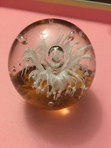 PAPERWEIGHT GLASS AMBER GLASS BASE WITH UNIQUE WHITE DESIGN WITH BEADS VINTAGE - Picture 1 of 8
