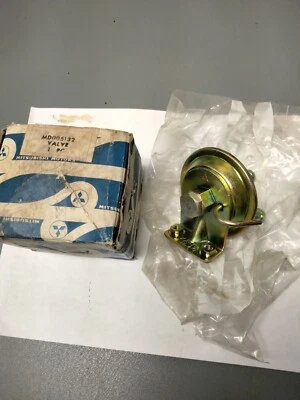 Conjunto de válvula de control de purga de combustible Mopar/Mitsubishi NOS. Dodge Colt 71-72 Foto 1 de 2