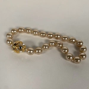Pulsera de perlas sintéticas vintage Nolan Miller cierre de estrás de doble cara firmada 8" - Imagen 1 de 8