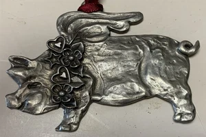 Ornamento natalizio in peltro maiale volante firmato Marcie Preisler - Foto 1 di 2