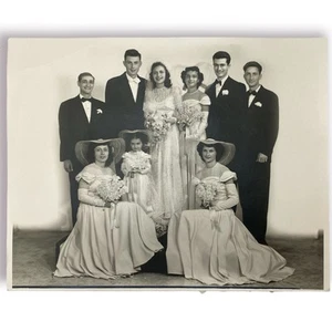 Fotografía de boda doble vintage de 8” x 10” de la década de 1940 con novias, novios, mejores hombres... - Imagen 1 de 2
