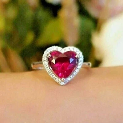 Alianza de oro blanco sólido de 14 k con rubí rojo natural y diamantes talla corazón de 3,5 quilates Foto 1 de 4