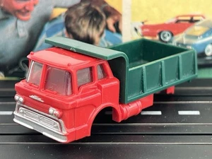 VTG.1960-63 AURORA VIBRATOR MACK DUMP TRUCK RED/GREEN BED #1582 XLNT. BODY ONLY! - Picture 1 of 20