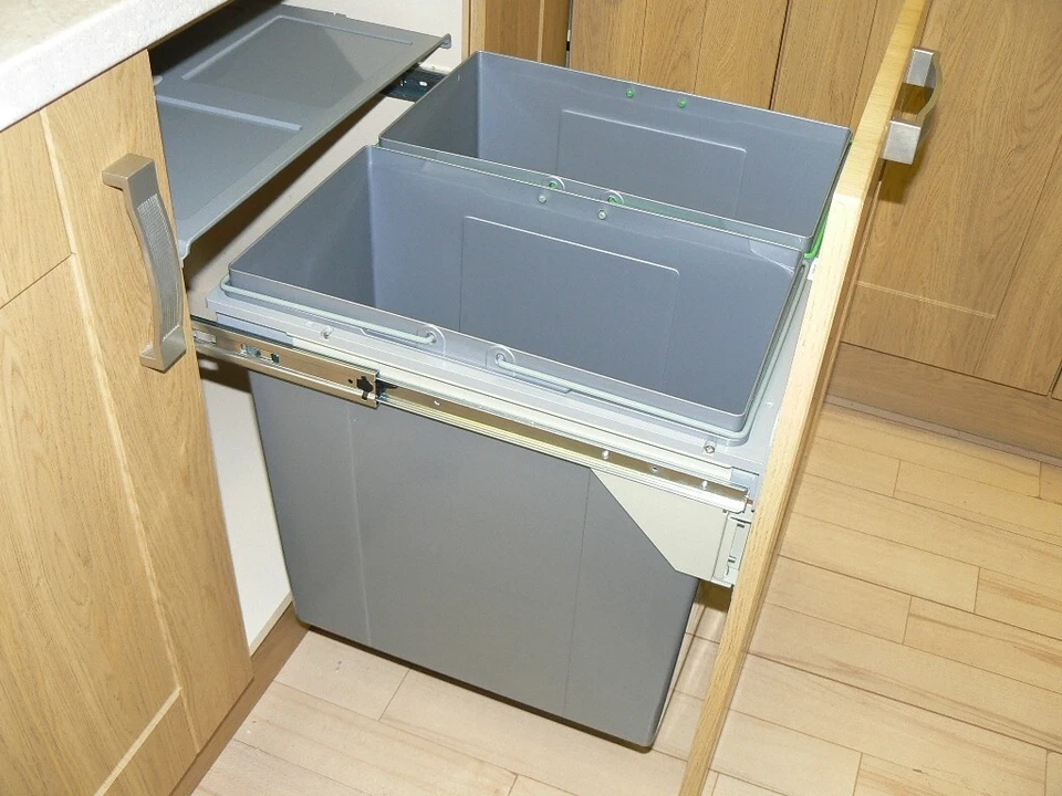 Pull Out 90 Litre Recycling Kitchen Waste Bin 600mm (2 internal Bins) - Image 1 of 1