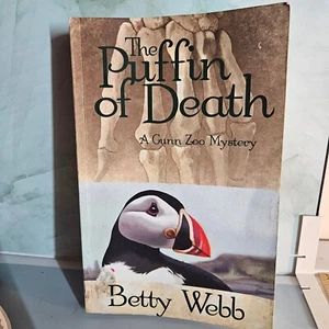 Der Papageientaucher des Todes Betty Webb Gunn Zoo Geheimnis Vintage Hardcover Buch - Bild 1 von 3
