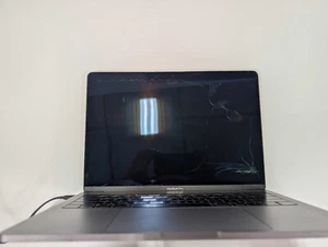 2019 Apple MacBook Pro 13.3" (256GB SSD, i5, 2.4 GHz, 8GB) (READ DESCRIPTION) - Afbeelding 1 van 3