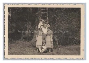 Ismaning 1940 - Familie In Tracht auf Waldausflug - Altes Foto - Bild 1 von 2