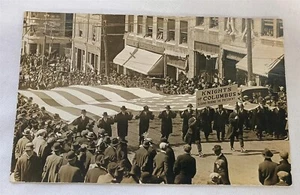 Cartolina fotografica d'epoca parata cavalieri di Colombo RPPC bandiera USA patriottica - Foto 1 di 2