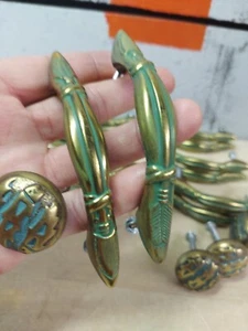 Lote De Colección De 14 Manijas De Cajón De Latón Con Flecha Y 4 Perillas De Latón Con Peces - Imagen 1 de 6