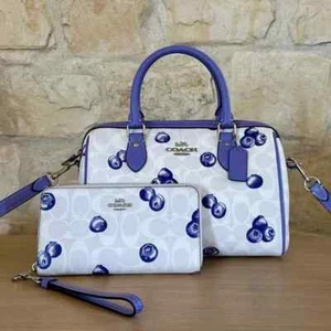 Bolso de mano/cartera Coach con estampado de arándanos Rowan de lona opción nueva con etiquetas - Imagen 1 de 31