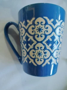 Taza de café Gibson Home Windcrest azul blanco estampado de encaje en relieve - Imagen 1 de 6