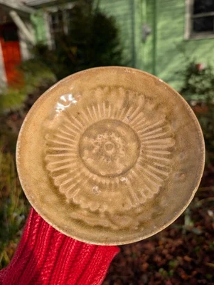 Plato de loto moldeado vietnamita Ly Tran Celadon Summer Chawan siglos XIII-XIV Foto 1 de 4