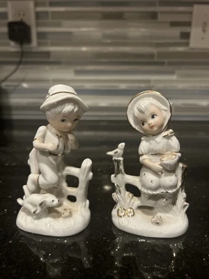 Figuras de porcelana vintage de melocotón elegancia niña con pájaro y niño con adornos dorados de perro Foto 1 de 4