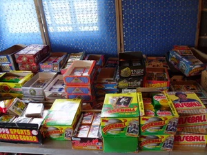 GIGANTIC ESTATE FIND OF VINTAGE SPORTSCARDS WITH VINTAGE UNOPENED PACKS! MANTLE! - Picture 1 of 12