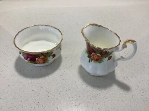 ROYAL ALBERT OLD COUNTRY ROSES MADE IN ENGLAND CREAMER/ JUG AND SUGAR BOWL - Picture 1 of 3