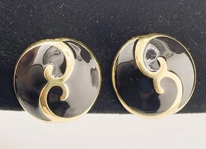 Trifari Vintage clip-on earrings featuring a Black & Gold enamel yin-yang design - Picture 1 of 6