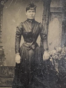 Vintage Antique 1/9th Plate Tintype Photo Woman Girl Deformed Large Hands - Picture 1 of 3