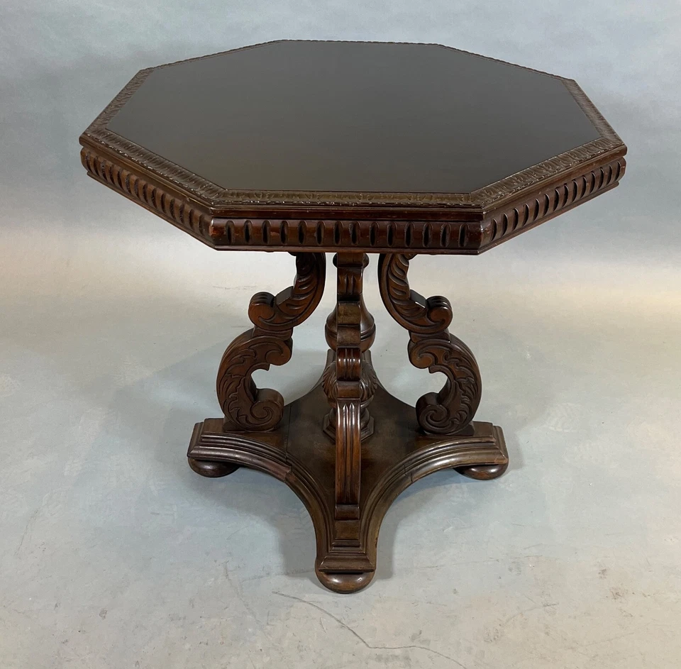 古董 1920 年代核桃八角形西班牙复兴都铎雕刻桌 (17180) — 第 1/4 张图片