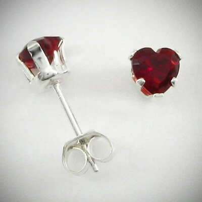 Aretes con poste rojo granate circonita cúbica corazón de 4 mm en plata de ley 925 sólida - ¡NUEVOS! Foto 1 de 4