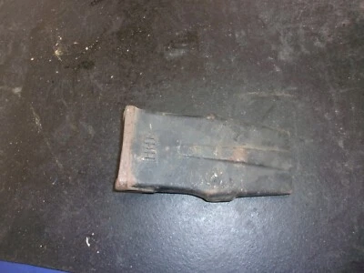 (61NA-31310) Hyundai Bucket Tooth - Image 1 of 2