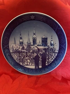 Royal Copenhagen CHRISTMAS PLATE Denmark 1988 CHRISTMAS EVE IN COPENHAGEN - Picture 1 of 3