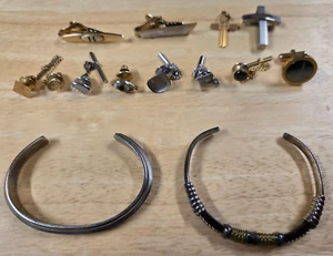 Vintage, 7 Krawattennadeln, 2 Krawattennadeln, 2 Kreuze, 2 Armbänder und 1 Manschettenknopf. - Bild 1 von 6