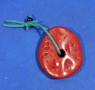 Кулон в форме красного камня из смолы - Изображение 1 из 4