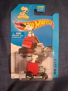 Hot Wheels HW City 2013 Peanuts Snoopy Doghouse Auto 59/250 - Foto 1 di 7