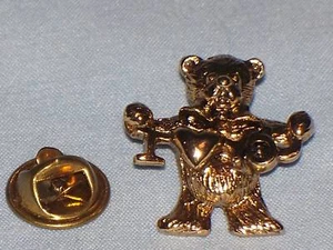 Tack Pin Oso de peluche Tono Oro Amarillo Sombrero Pin Joyería ""Te amo"" Estampado Cameo - Imagen 1 de 4