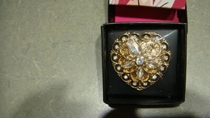 Avon goldfarbene Herz Pin mit klaren Strasssteinen - NEU - Bild 1 von 3