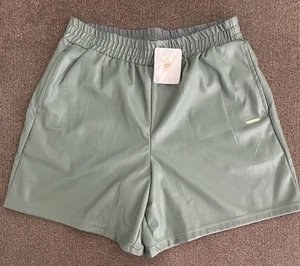 NWT Women’s Fabletics Faux Leather Pull On Shorts - Size M - Green - Picture 1 of 4