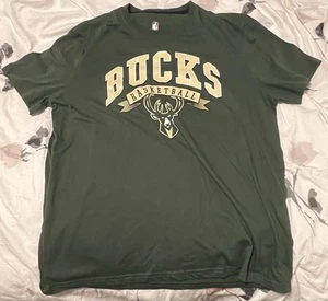 Milwaukee Bucks NBA grünes T-Shirt - Größe HERREN XL Freizeit Kurzarm T Shirt NBA - Bild 1 von 11