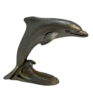 Estatuilla de peltre Kabana de colección de los años 80 montando delfines ola del océano hecha en EE. UU. - Imagen 1 de 14