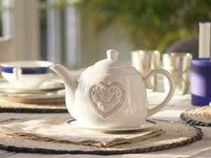 SMALL  CHRISTMAS TEAPOT TEA FOR ONE KITCHEN WHITE DECOR WEDDING VINTAGE HEART  - Picture 1 of 10