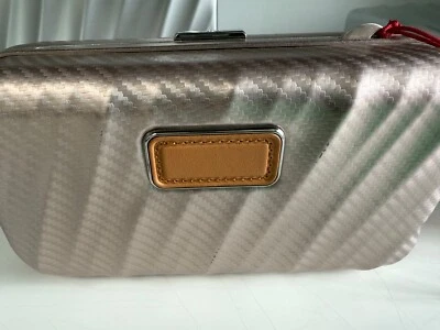 NUEVO Estuche Bandolera Tumi 19 Grados ALUMINIO 8” MINAUDIÈRE Clutch - TEXTURIZADO RUBOR Foto 1 de 4