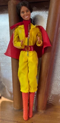 Kitty O'Neil 的复古活动人偶,一位著名的聋哑特技演员和胆鬼。 — 第 1/3 张图片