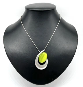 Modeschmuck Kette mit Anhänger, grüner Farbstein, 50 cm lang, Schlangenkette - Bild 1 von 2