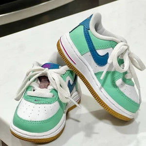 Scarpe Nike Air Force 1 LV8 bambino 'White/Green Abyss' FJ4809 100 - taglia 4C usate in ottime condizioni! - Foto 1 di 7