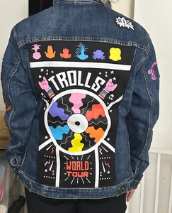 TROLLS WORLD TOUR SELTENE BESTICKTE JEANSJACKE DAMEN L/LARGE NEU IN PKG - Bild 1 von 8